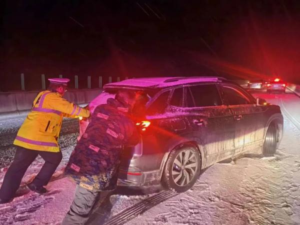 还将有暴雪、冻雨！湖北各地交警全力迎战