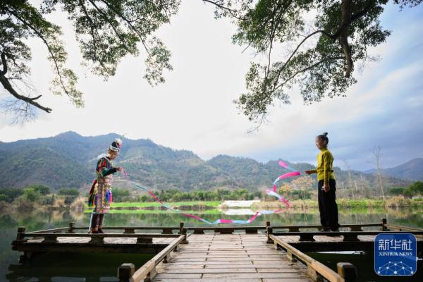 侗寨女孩追梦“村超村晚” 侗寨女孩追梦“村超村晚”