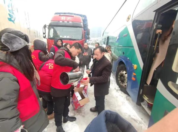 湖北暴雪，车辆滞留高速！但还好有他们……