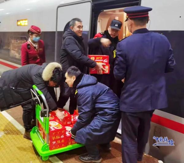 迎战雨雪冰冻！铁路人守护旅客平安回家路