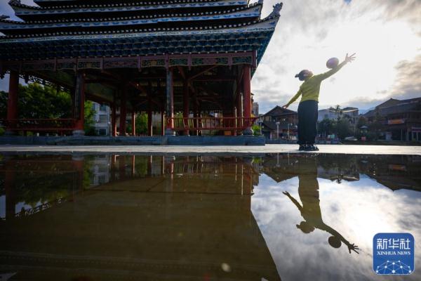 侗寨女孩追梦“村超村晚” 侗寨女孩追梦“村超村晚”