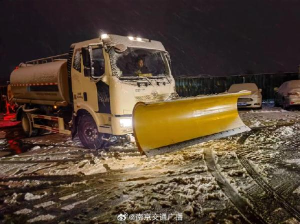 除冰雪,保通畅!他们通宵守护“宁” 除冰雪,保通畅!他们通宵守护“宁”