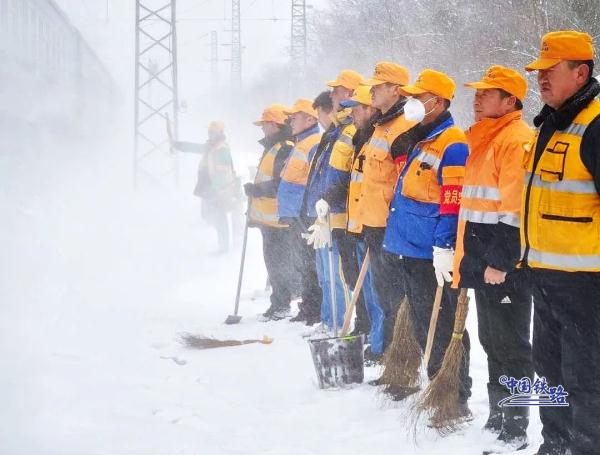 迎战雨雪冰冻！铁路人守护旅客平安回家路