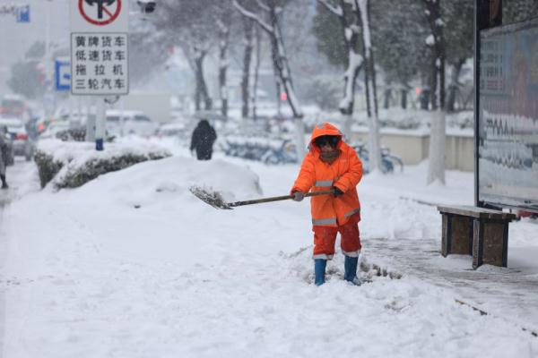 风雪中忙碌的身影