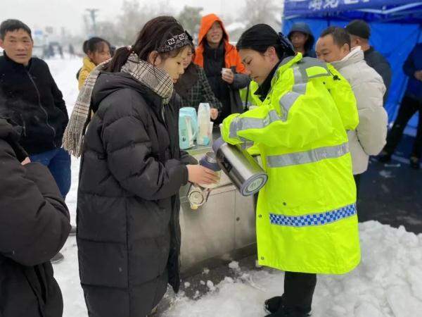 湖北暴雪，车辆滞留高速！但还好有他们……