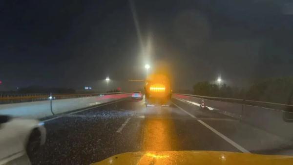 除冰雪,保通畅!他们通宵守护“宁” 除冰雪,保通畅!他们通宵守护“宁”