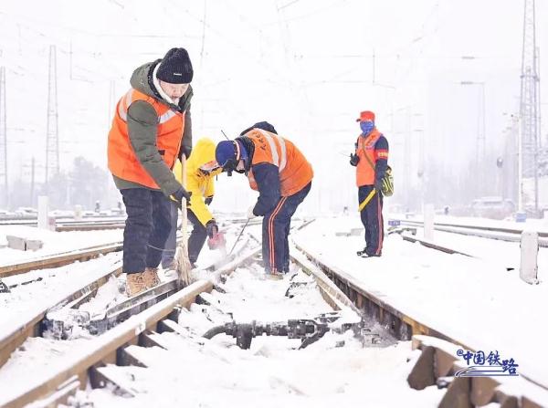 迎战雨雪冰冻！铁路人守护旅客平安回家路