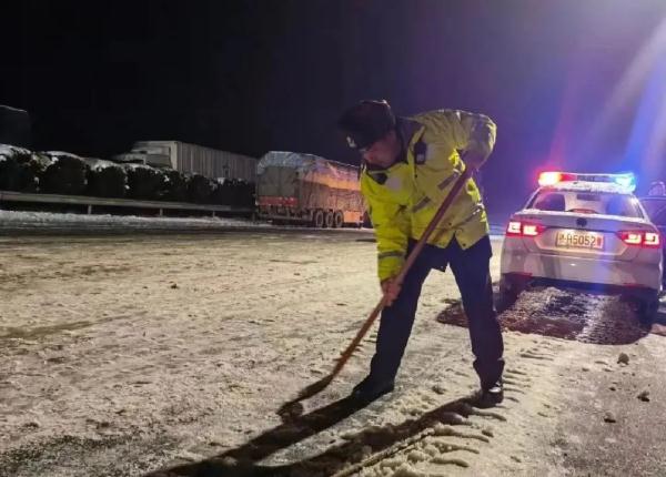 还将有暴雪、冻雨！湖北各地交警全力迎战