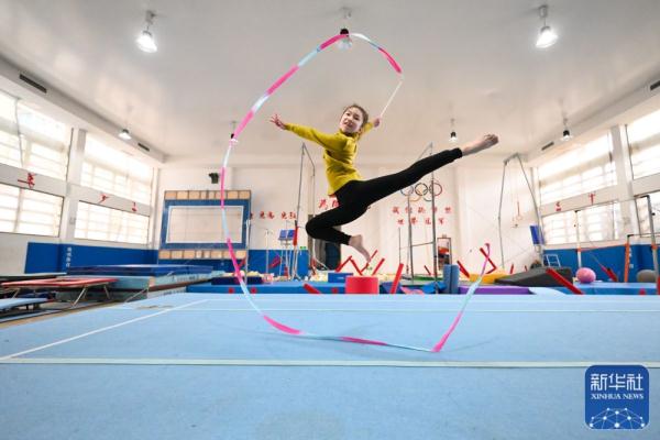 侗寨女孩追梦“村超村晚” 侗寨女孩追梦“村超村晚”