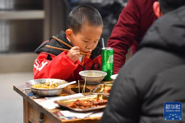 “小店”忙备货 消费新花样 “小店”忙备货 消费新花样