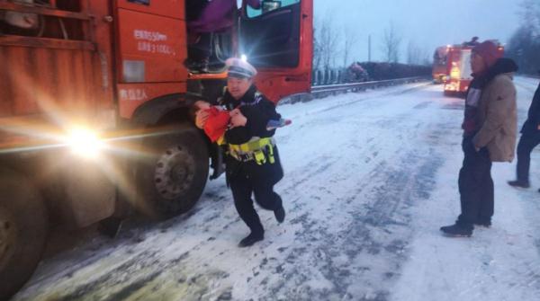 湖北暴雪，车辆滞留高速！但还好有他们……
