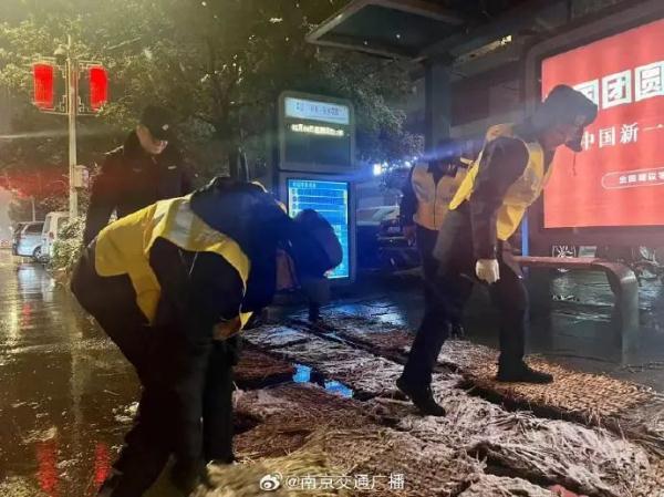 除冰雪,保通畅!他们通宵守护“宁” 除冰雪,保通畅!他们通宵守护“宁”
