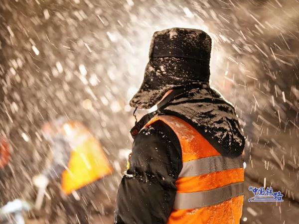 迎战雨雪冰冻！铁路人守护旅客平安回家路