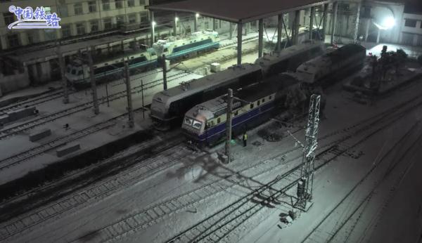 迎战雨雪冰冻！铁路人守护旅客平安回家路