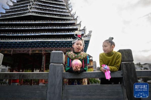 侗寨女孩追梦“村超村晚” 侗寨女孩追梦“村超村晚”