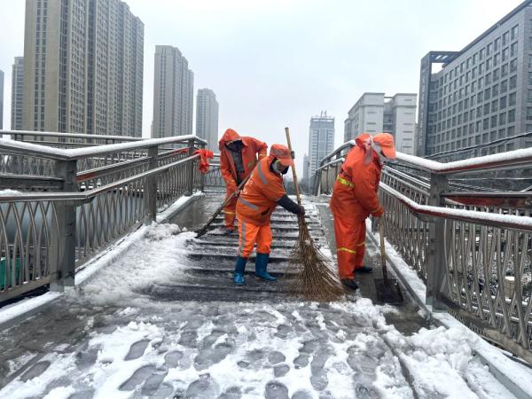 风雪中忙碌的身影