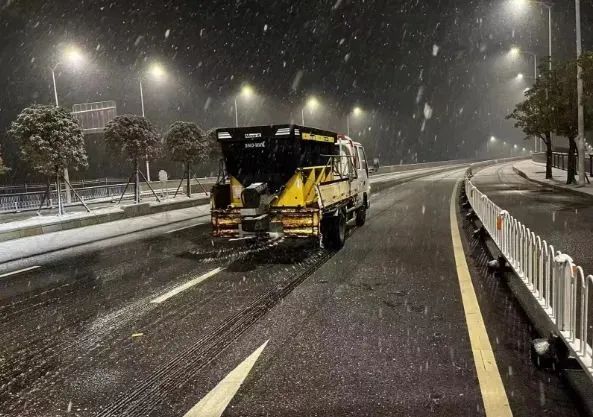 除冰雪,保通畅!他们通宵守护“宁” 除冰雪,保通畅!他们通宵守护“宁”