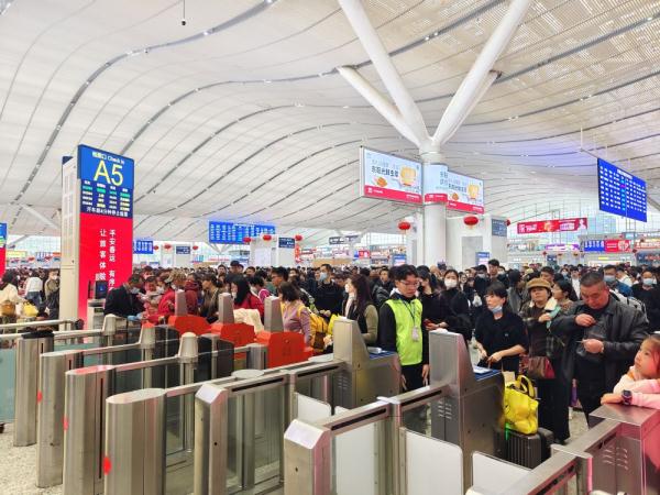 春运渐入高峰 深圳多个火车站客流量连续刷新历史记录