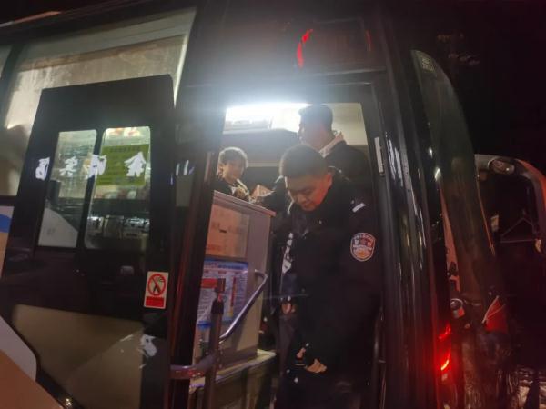 护送!“警察叔叔,这是我吃过最暖心的泡面……” 护送!“警察叔叔,这是我吃过最暖心的泡面……”