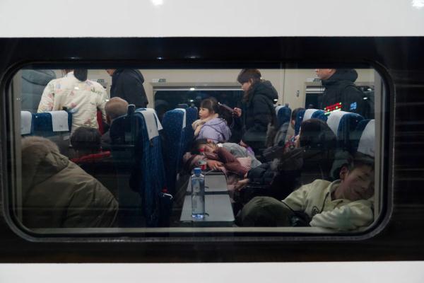 夜幕下的“红眼高铁” 满载乡愁的归家路