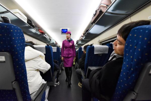 夜幕下的“红眼高铁” 满载乡愁的归家路