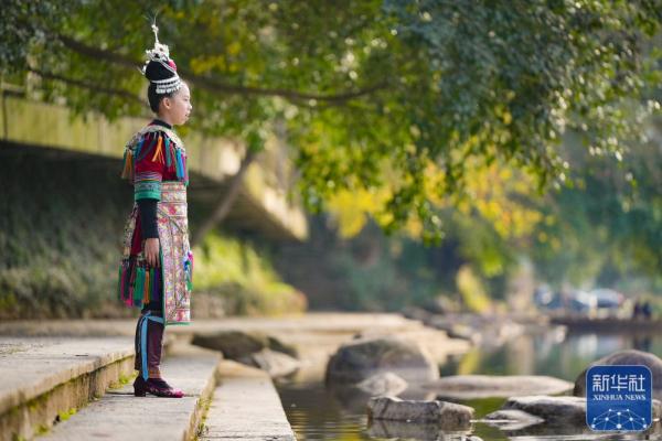 侗寨女孩追梦“村超村晚” 侗寨女孩追梦“村超村晚”