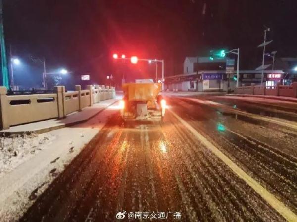 除冰雪,保通畅!他们通宵守护“宁” 除冰雪,保通畅!他们通宵守护“宁”