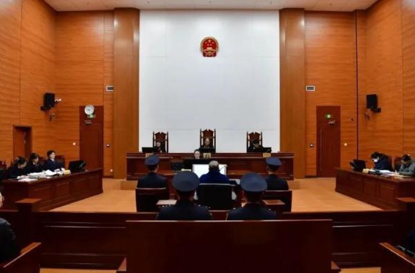 男子伙同他人杀害与母亲同居村民及其9岁女儿 被判死刑 男子伙同他人杀害与母亲同居村民及其9岁女儿 被判死刑