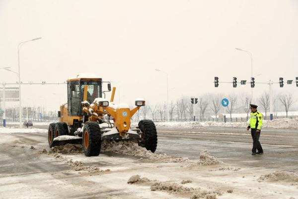 风雪中忙碌的身影