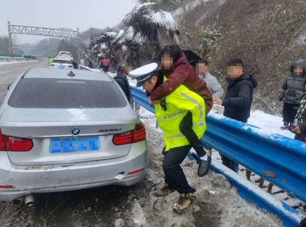 还将有暴雪、冻雨！湖北各地交警全力迎战