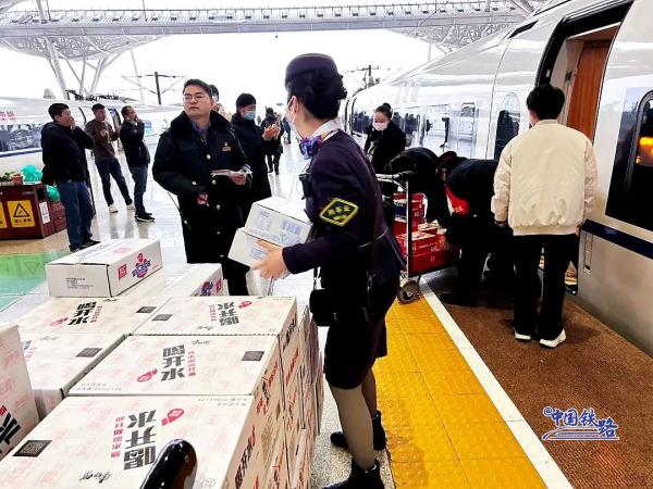 迎战雨雪冰冻！铁路人守护旅客平安回家路
