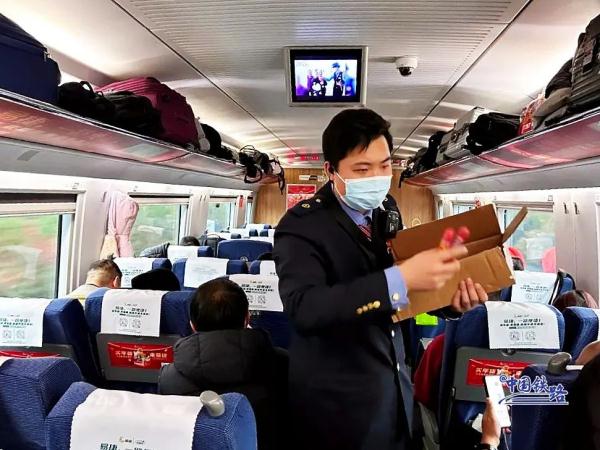 迎战雨雪冰冻！铁路人守护旅客平安回家路