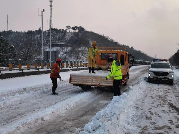 还将有暴雪、冻雨！湖北各地交警全力迎战
