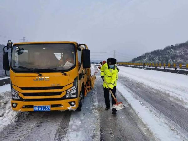还将有暴雪、冻雨！湖北各地交警全力迎战