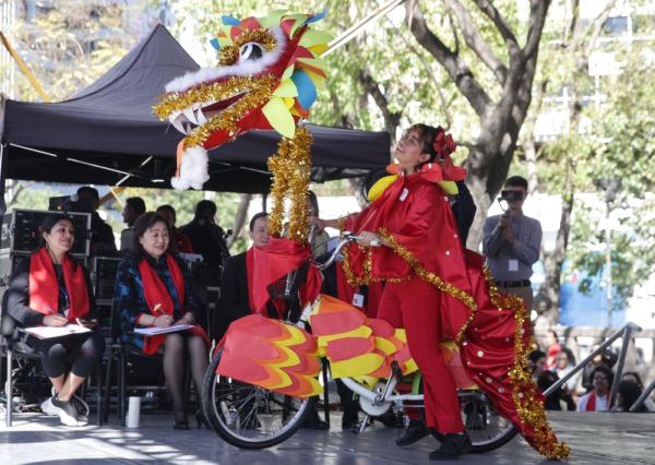 墨西哥举行龙年“自行车生肖装饰大赛”