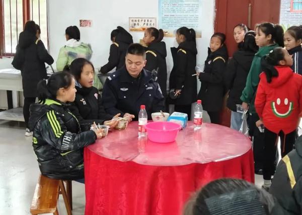 护送!“警察叔叔,这是我吃过最暖心的泡面……” 护送!“警察叔叔,这是我吃过最暖心的泡面……”