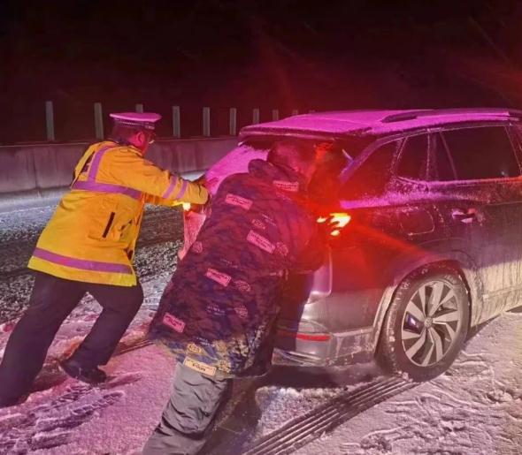 湖北暴雪，车辆滞留高速！但还好有他们……