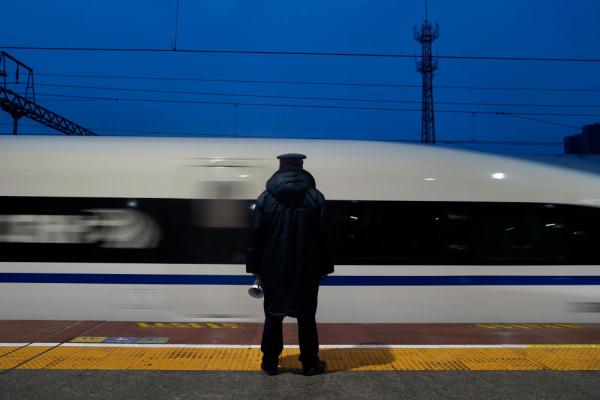 夜幕下的“红眼高铁” 满载乡愁的归家路