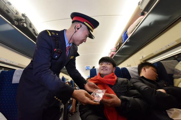 夜幕下的“红眼高铁” 满载乡愁的归家路