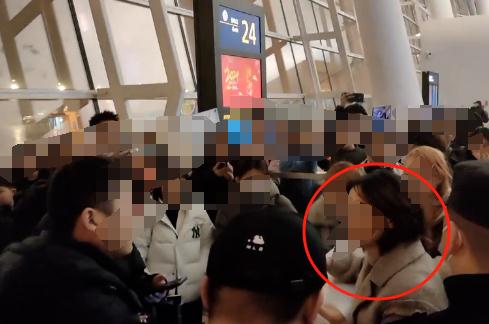 乘客滞留飞机近6小时，有人呼吸困难，报警23次？航司回应→