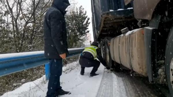 湖北暴雪，车辆滞留高速！但还好有他们……