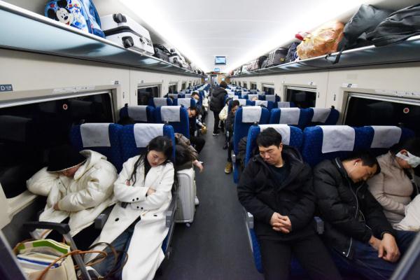 夜幕下的“红眼高铁” 满载乡愁的归家路