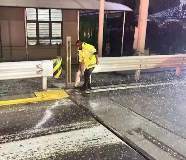除冰雪,保通畅!他们通宵守护“宁” 除冰雪,保通畅!他们通宵守护“宁”