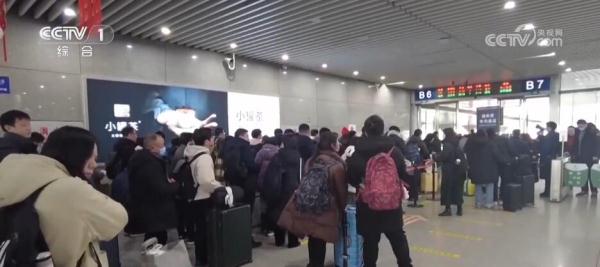 天寒地冻归乡路上,一杯热水暖人心! 天寒地冻归乡路上,一杯热水暖人心!