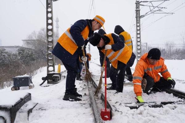 风雪中忙碌的身影