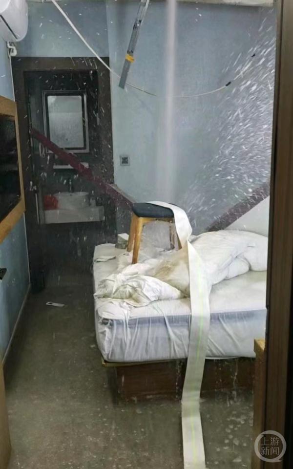 游客称入住杭州一酒店半夜水管爆了天花板塌了，酒店：已处理