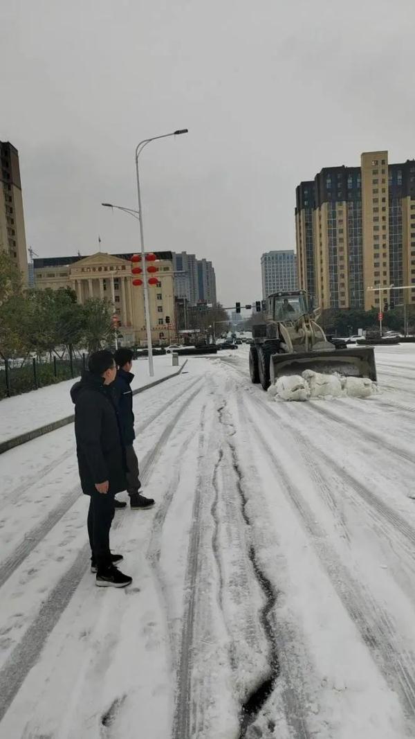 “车厢里冻得直跺脚！”列车深夜突然停运，旅客滞留6小时