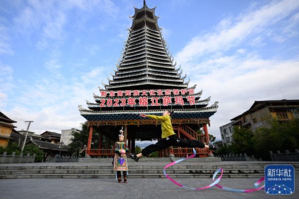 侗寨女孩追梦“村超村晚” 侗寨女孩追梦“村超村晚”