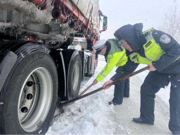 还将有暴雪、冻雨！湖北各地交警全力迎战