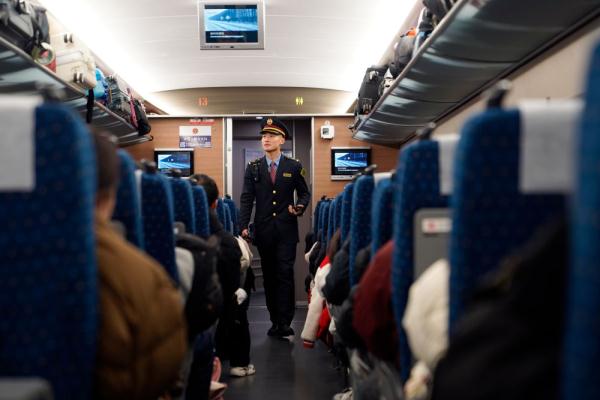 夜幕下的“红眼高铁” 满载乡愁的归家路